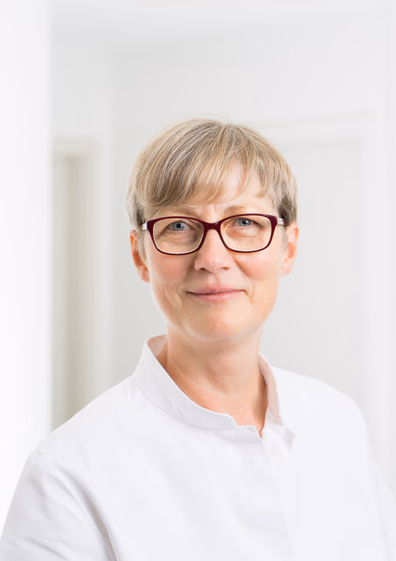 Businessportrait, Frau mit Brille, professionelles Studio-Setup